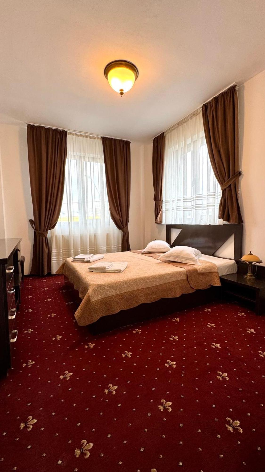 Hotel Sorelo Питещ Екстериор снимка